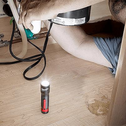 2107 - 325L Focusing Flashlight